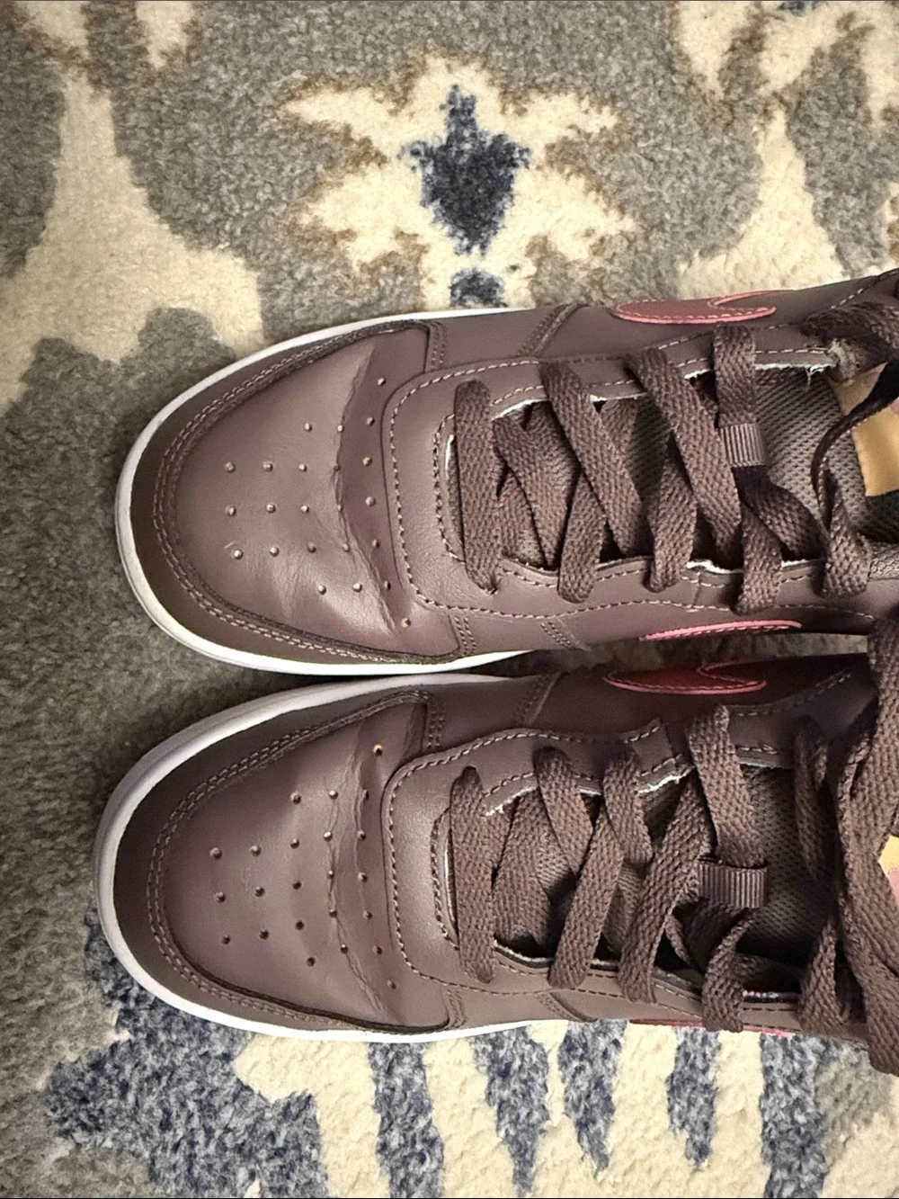 Nike Brown Low-Top Sneakers with Pink Accents, big kids 6.5
